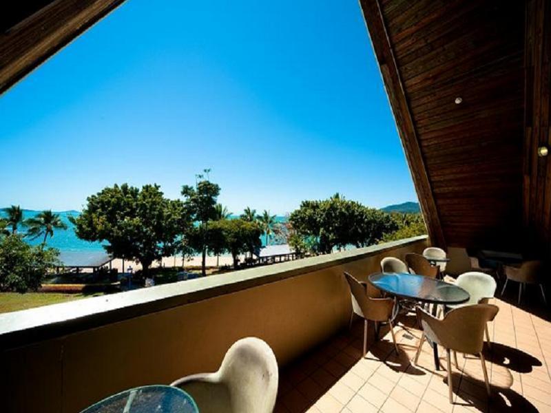 Airlie Waterfront Accommodation Airlie Beach Exteriör bild