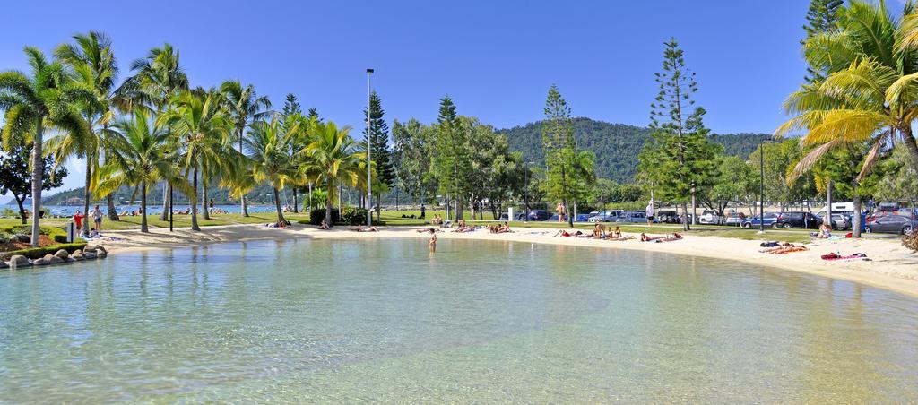 Airlie Waterfront Accommodation Airlie Beach Exteriör bild