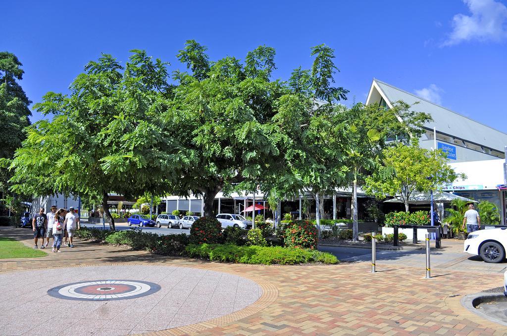 Airlie Waterfront Accommodation Airlie Beach Exteriör bild