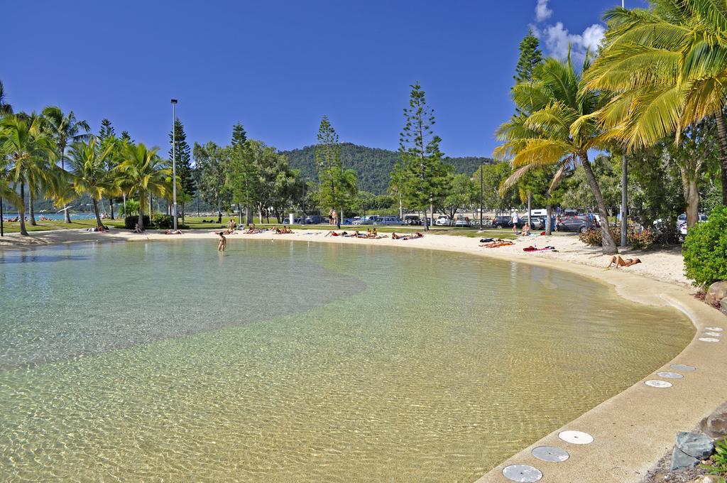 Airlie Waterfront Accommodation Airlie Beach Exteriör bild